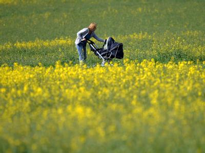 Die angestrebte rasche Erhöhung des Kindergeldes wird wohl verschoben. (Symbolbild) Mutter und Kind