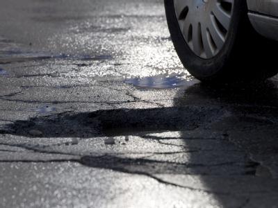 Bundesverkehrsminister Ramsauer hat eine rasche Ausbesserung der Winterschäden auf den Straßen versprochen. Straßenschäden