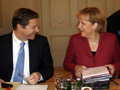 Bundeskanzlerin Angela Merkel (CDU) zu Beginn der Kabinettssitzung im Schloss Meseberg mit Bundesaußenminister Guido Westerwelle (FDP). Gute Laune