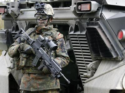 Nach dem Tod von deutschen Soldaten in Afghanistan ist eine Debatte um die Ausrüstung der Bundeswehr entbrannt (Illustration, Archivbild). Soldat der deutschen Eingreiftruppe für Afghanistan