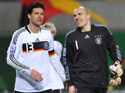 Im März freute sich Robert Enke (r.) zusammen mit dem deutschen Team-Kapitän Michael Ballack über das gewonnene WM-Qualifiktionsspiel gegen Lichtenstein. Enke und Ballack nach Qualifikationsspiel