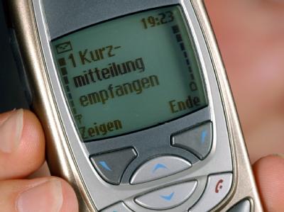 In Kiel hat der erste Prozess um eine millionenfache Abzocke mit Flirt-SMS begonnen. (Symbolbild) SMS empfangen
