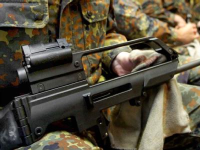 Soldaten mit ihren Waffen (Symbolbild): Trotz globaler Finanzkrise steigen die Militärausgaben. Soldat mit Waffe