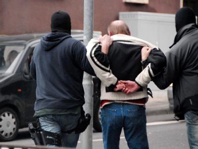 Polizisten bei der Festnahme eines verdächtigen Mannes. Festnahme