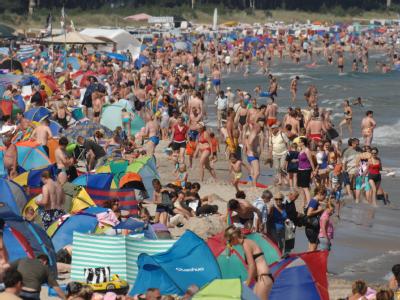 Der heißeste Tag des Jahres hat unerwartet viele Leute an den Strand in Binz auf Rügen gelockt. Hochsommer