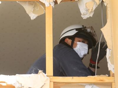 Ein japanischer Polizist in der Trümmerlandschaft nordwestlich von Tokio. In den Trümmern