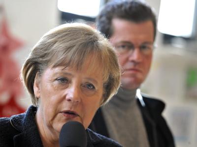 Die Plagiatsaffäre um Minister Guttenberg ist auch für Kanzlerin Merkel ein Problem. Merkel und Guttenberg