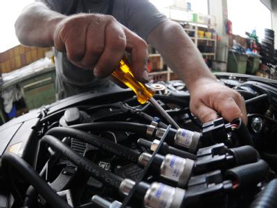 Bei einer bundesweiten ADAC-Stichprobe fanden mehr als ein Viertel der Betriebe nicht alle eingebauten Fehler. (Symbolbild) Auto-Reparatur