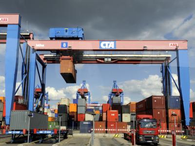 Container im Hafen von Hamburg. Investitionen der Unternehmen und der Export haben die Wirtschaft aus der Rezession geholt. Container im Hamburger Hafen