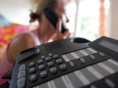 Bei der Vorratsdatenspeicherung von Internet- und Telefonverbindungen soll die Nutzung der Daten zunächst auf schwere Gefahrensituationen beschränkt sein. Telefongespräch