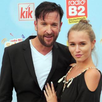 Die Freundin des Sängers überrascht ihn. Im Netz lässt sie ihre Fans daran teilhaben. Michael Wendler und Laura Müller