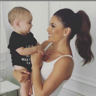 Die Schauspielerin kann es gar nicht fassen, dass ihr kleiner Schatz bereits ein Jahr alt ist. Den Meilenstein markiert sie mit einer süßen Liebeserklärung. Eva Longoria mit Sohn Santiago