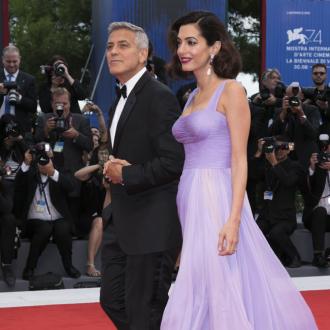 Der amerikanische Schauspieler brauchte lange, um sein großes Glück zu finden. Jetzt ist er stolzer Familienvater und würde für seine Frau alles geben. George Clooney und Amal Clooney