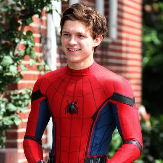 Der Filmstar ist offen, was die Sexualität angeht. Er könnte sich den Marvel-Held durchaus auch mit einem Mann vorstellen. Tom Holland