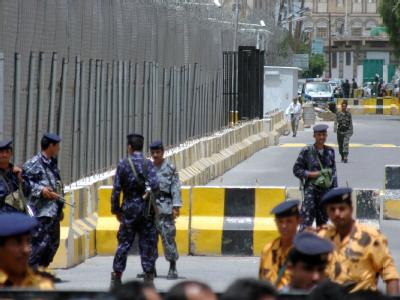 Jemenitische Sicherheitskräfte an einer Straßensperre vor einer Botschaft in Sanaa. (Archivbild) Straßensperre