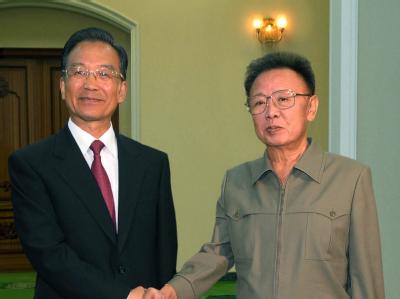 Chinesischer Premierminister Wen Jiabao am 6. Oktober bei einem Treffen mit Nordkoreas Machthaber Kim Jong Il. Wen Jiabao und Kim Jong Il