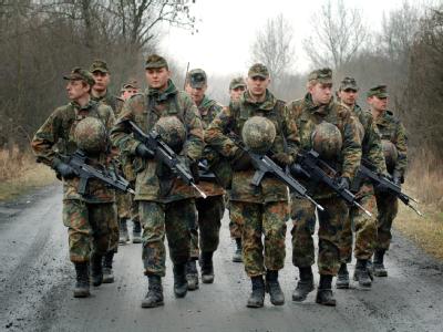 Rekruten der Bundeswehr während einer Übung in der Grundausbildung. (Archivfoto) Bundeswehr-Rekruten