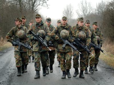 Rekruten der Bundeswehr während einer Übung in der Grundausbildung. (Archivfoto) Rekruten