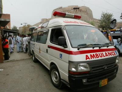 Die Leiche des bei dem Anschlag getöteten Bürgermeisters wird in einer Ambulanz fortgebracht. Krankenwagen