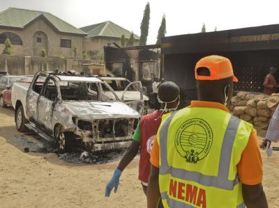 Rettungskräfte nach einem Anschlag der Islamisten im nigerianischen Kano Ende Januar. Foto: epa/str Ausgebrannter Wagen