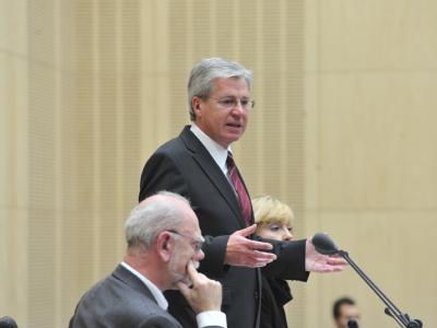 Der neue Bundesratspräsident Jens Böhrnsen vor dem Bundesrat in Berlin. Böhrnsen im Bundesrat