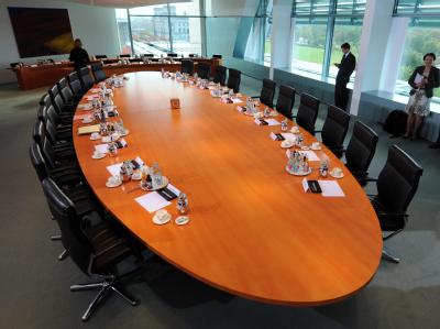 Der Kabinettstisch im Bundeskanzleramt in Berlin zu sehen. Kabinettstisch