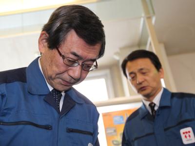 Masataka Shimizu (L), Präsident der Tokyo Electric Power Company (TEPCO), bei einem stillen Gebet für die Opfer der Katastrophe. TEPCO-Chef