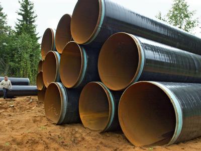 Neue Röhren liegen für die Renovierung einer Gaspipeline bereit. (Archivbild) Pipeline-Rohre
