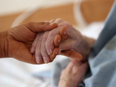 Bereits heute fehlten im Pflegebereich rund 30 000 Fachkräfte. Pflege im Altenheim