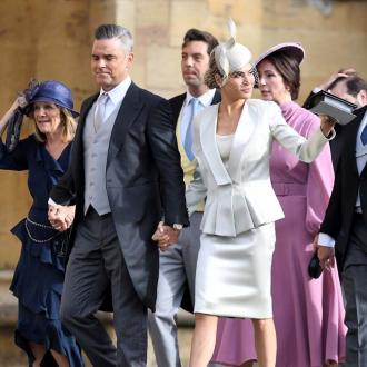 Der britische Musiker ist seit 2010 mit seiner Frau und Mutter seiner drei Kinder verheiratet. Bald wollen sie ihr Ehegelübde noch einmal erneuern. Robbie Williams und Ayda Field