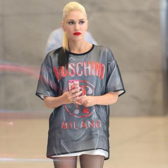 Die Sängerin erklärt, dass sich ihr Modegeschmack über die Jahre stark verändert hat und sie selbst femininer geworden ist. Gwen Stefani