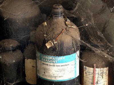 Chemieabfall in den ehemaligen Fabrikanlagen von Union Carbide im indischen Bhopal. Chemieabfall