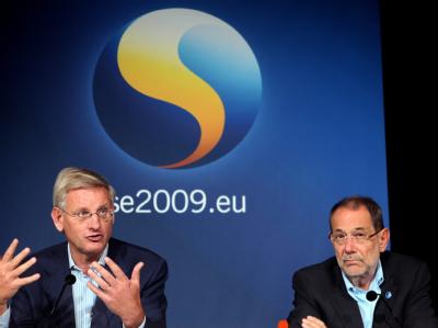 Schwedens Außenminister Carl Bildt (L) neben Javier Solana. Treffen der EU-Außenminister