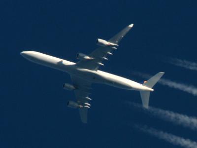 Flugzeugabstürze durch Blitzeinschläge sind extrem unwahrscheinlich. Flugzeug