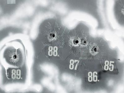Einschusslöcher einer großkalibrigen Waffe hat die Polizei am 12.03.2009 in der Scheibe eines Autohauses in Wendlingen mit weißer Farbe markiert. Einschusslöcher