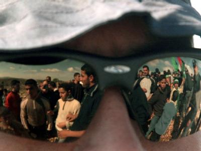Spiegelung in der Sonnenbrille eines israelischen Soldaten an der Grenze zum Westjordanland. (Archivbild) Spiegelung