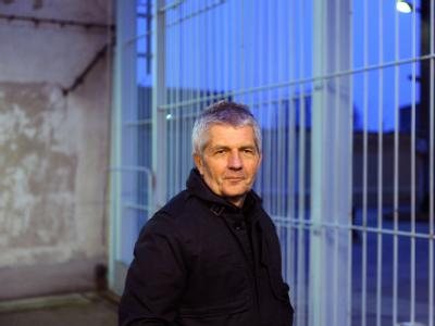 Roland Jahn, hier bei einem Besuch der Gedenkstätte Hohenschönhausen in Berlin, will alle ehemaligen hauptamtlichen Mitarbeiter der Stasi aus seiner Behörde entfernen. Roland Jahn