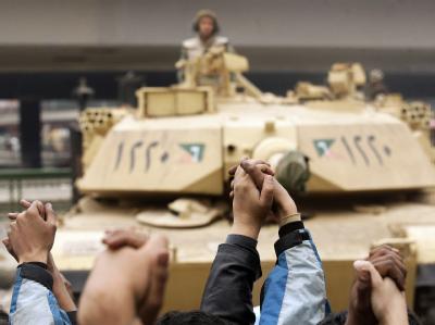 Regierungsgegner haben sich vor einem Panzer der Armee an den Händen gefasst. (Archivbild) Panzer