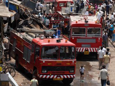 Feuerwehren bei einem Einsatz in Indien. (Archiv- und Symbolbild) Feuerwehr in Indien