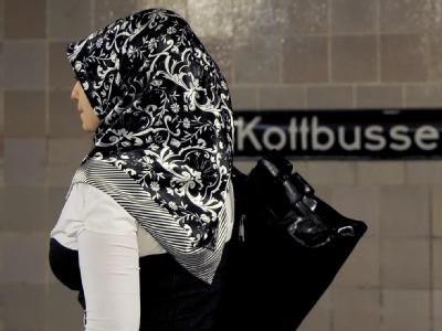 Eine Frau mit Kopftuch in einer Berliner U-Bahn-Station. Frau mit Kopftuch