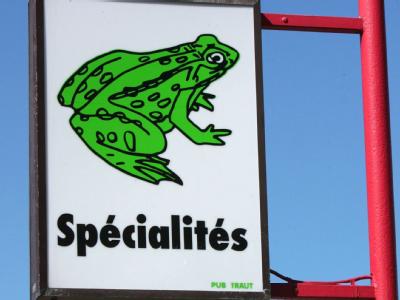 Ein Reklameschild an einem Restaurant in Frankreich. Jährlich importiert die EU um die 4,5 Millionen Kilogramm Froschschenkel aus Asien. Reklameschild