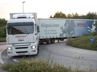 Die Spritersparnis durch die Riesen-Lastwagen soll bei 20 Prozent liegen. GigaLiner