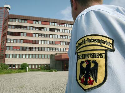 Ein Sicherheitsbeamter vor dem Bundesamt für Verfassungsschutz in Köln. (Archivfoto) Bundesamt für Verfassungsschutz