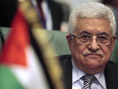 Mahmud Abbas hinter einer kleinen Flagge mit den Farben der Palästinenser. Mahmud Abbas