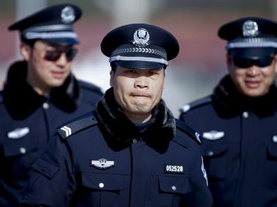 Polizisten in Peking. Wer für die Bürgerrechte auf die Straße geht, lebt unter der Herrschaft der kommunistischen Partei gefährlich. Polizei