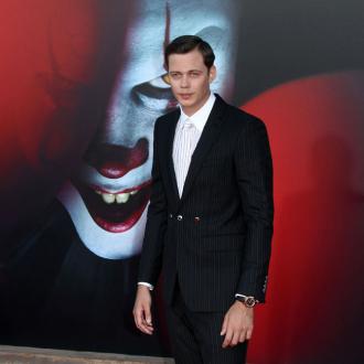 Der schwedische Schauspieler hat zum zweiten Mal die Rolle des Clowns Pennywise gespielt. Jetzt hat er das Zimmer seiner Tochter mit Clown-Fanartikeln dekoriert. Bill Skarsgard