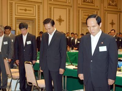 Mitglieder der südkoranischen Regierung verneigen sich in Respekt vor Kim Dae Jung. Trauer um Kim Dae Jung