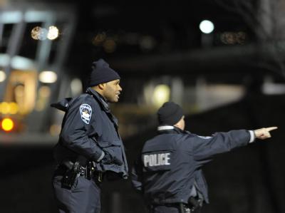 US-Polizisten an einem Tatort (Archivbild). In Washington wurden drei Menschen aus einem Auto heraus erschossen. Am Tatort