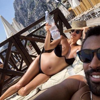 Die Schauspielerin fühlt sich in einem Bikini mit Babybauch ''selbstbewusster''. Shay Mitchell