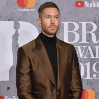 Der berühmte DJ kehrt in neuen Songs zu seinen ''früheren Rave''-Wurzeln zurück und experimentierte dabei mit Sounds der 90er Jahre. Calvin Harris